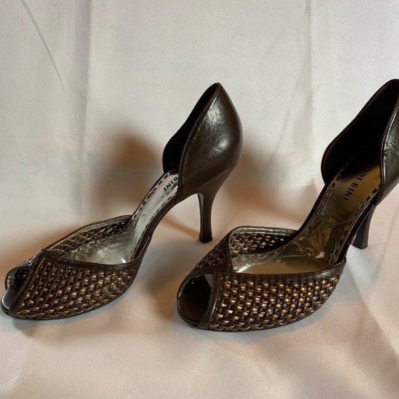 Gianni Bini Bronze and Bown Woven Open Toe Heels! - Picture 3 of 9